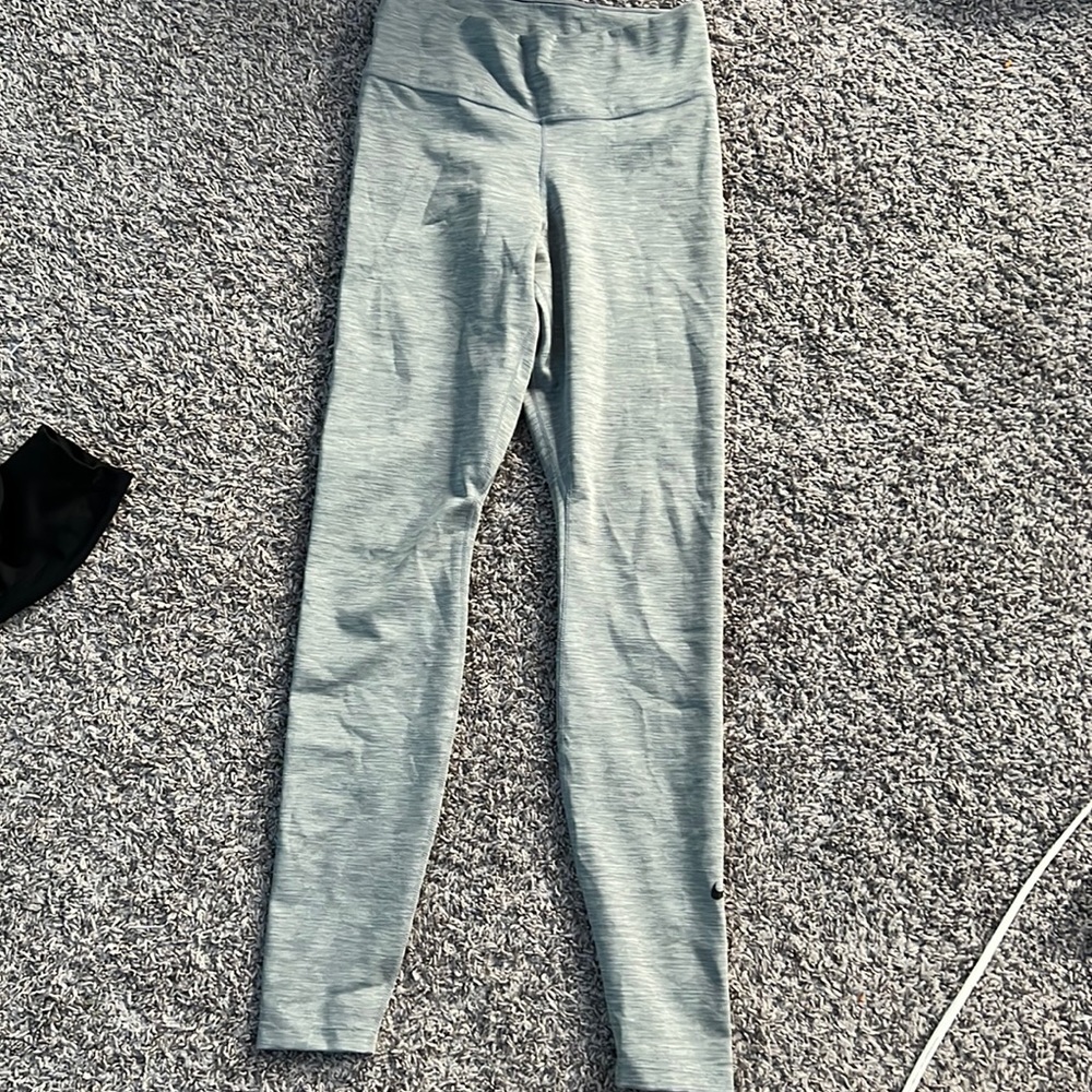 gray nike dri-fit leggings!